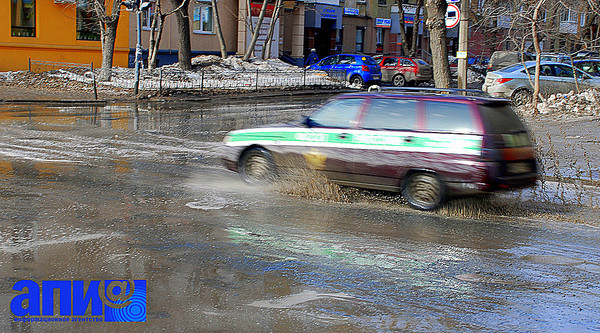 Часть улиц Екатеринбурга оказалась подтоплена талой водой