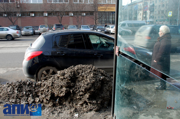 Грязевые кучи расположены даже непосредственно у остановок общественного транспорта