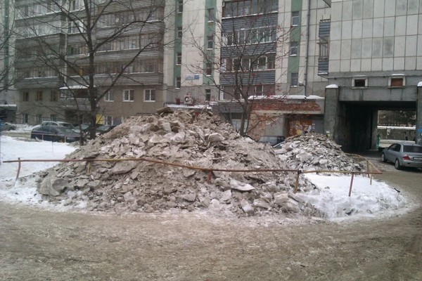 Снег с дорог убирали во дворы. Фото Дианы Храмцовой Снег с дорог убирали во дворы. Фото Дианы Храмцовой