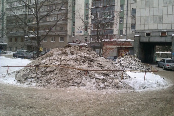 Снег с дорог убирали во дворы. Фото Дианы Храмцовой