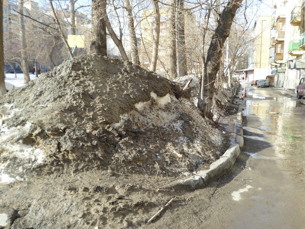 Снежно-грязевые кучи во дворах Екатеринбурга