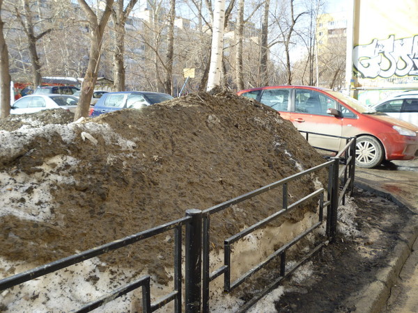 Снежно-грязевые кучи во дворах Екатеринбурга-2