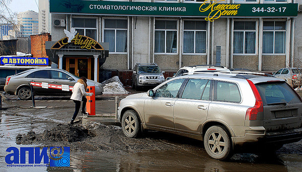 Горожане не без труда преодолевают грязевые препятствия