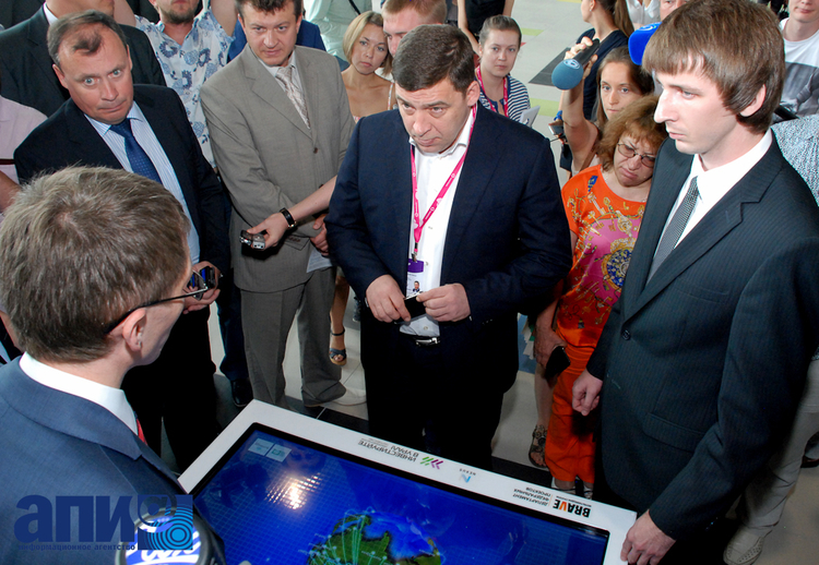 интерактивный  стол, иллюстрирующий инвестиционную карту Свердловской области