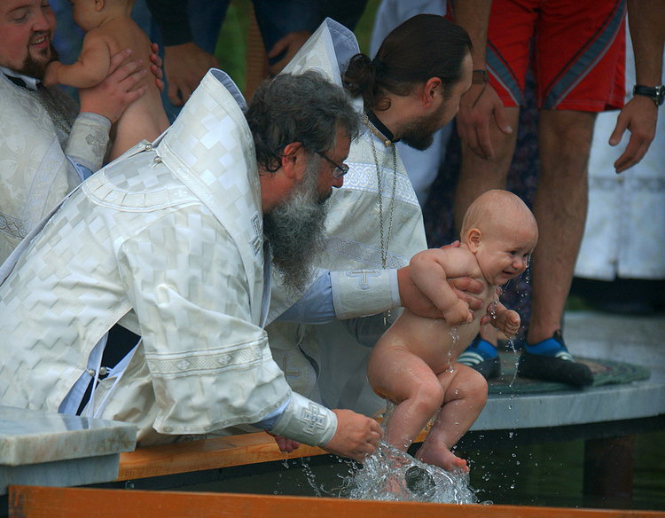 В водах Чусовой приняли таинство крещения почти 300 человек разного возраста