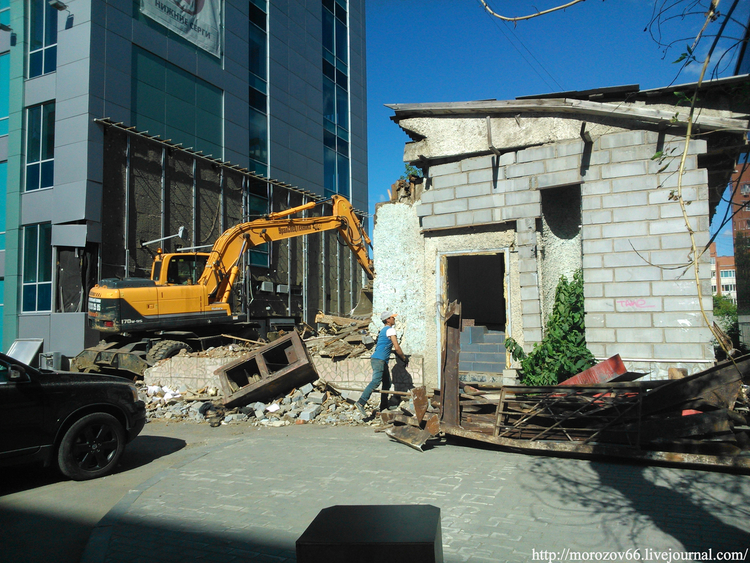 В центре Екатеринбурга снесли старинный дом