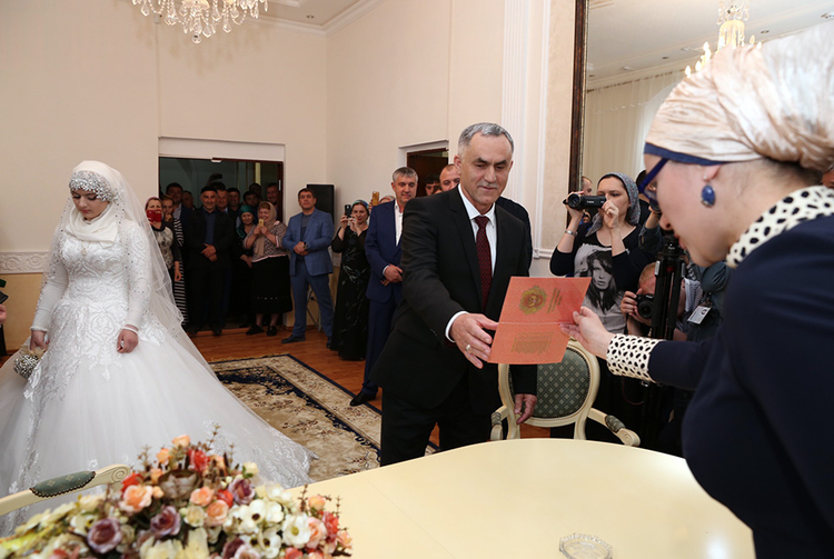 Свадьба несовершеннолетней Луизы Гойлабиевой, фото - lenta.ru