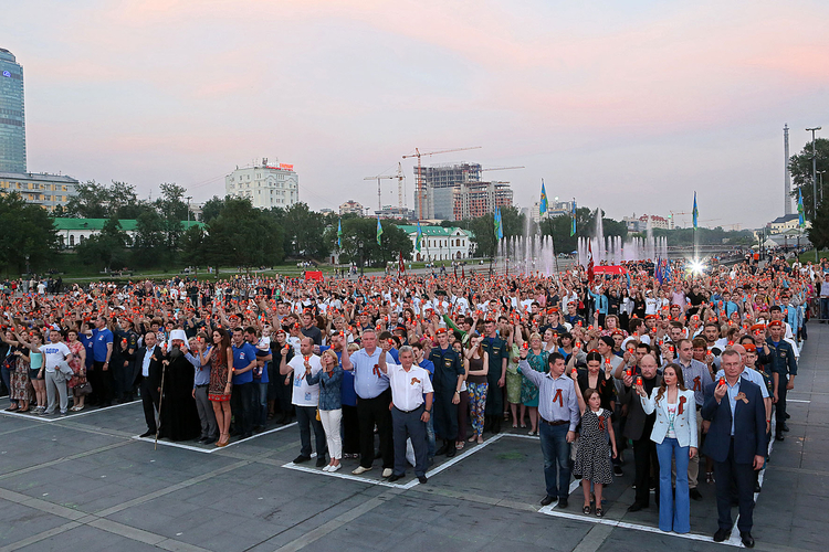 Жители города со свечами в руках выстроились в надпись «1941. Помним»