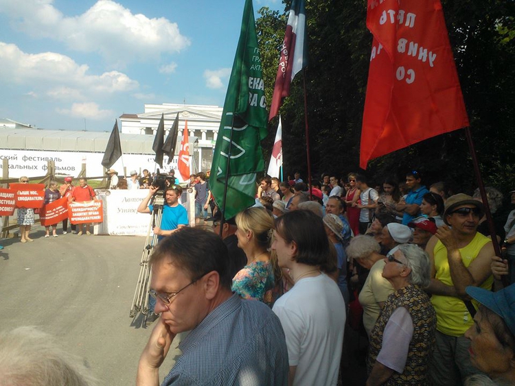 Организаторы митинга решили проводить его возле УрФУ, несмотря на запреты
