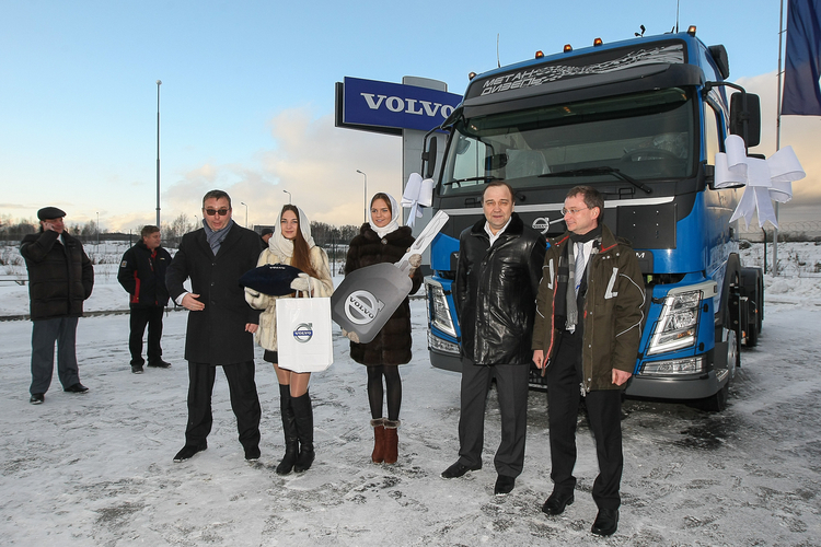 Торжественная церемония отгрузки  грузовых автомобилей Volvo FM с газодизельным двигателем