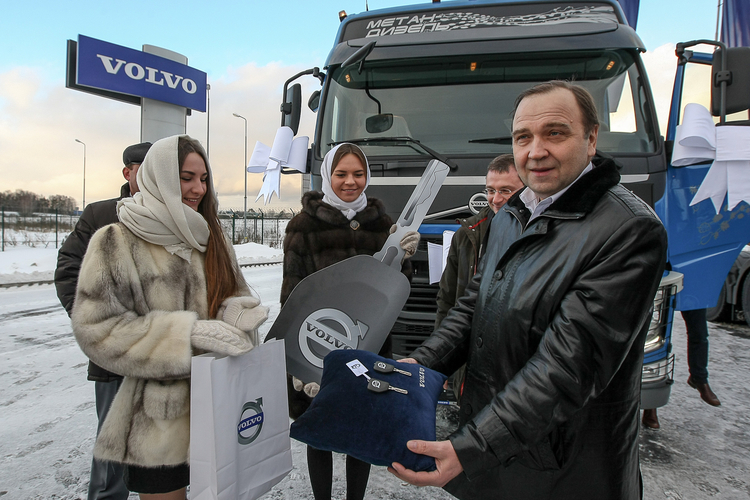 Главный механик ООО Газпром трансгаз Екатеринбург Анатолий Ращепкин получает ключи от новых автомобилей