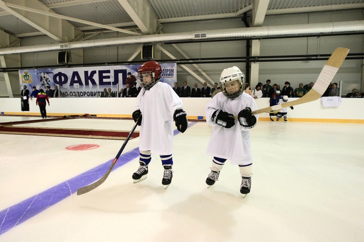 Юные хоккеисты осваивают новую ледовую арену Факел