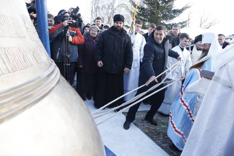 Евгений Куйвашев ударил в освященный колокол