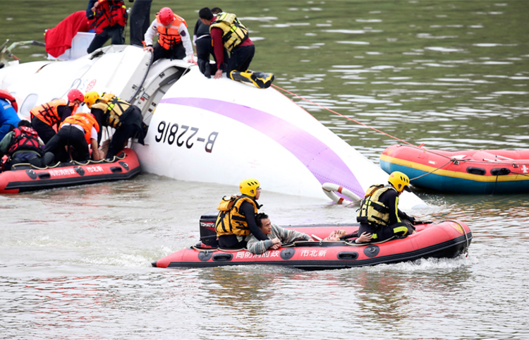 Крушение самолета на острове Тайвань, фото Интерфакс