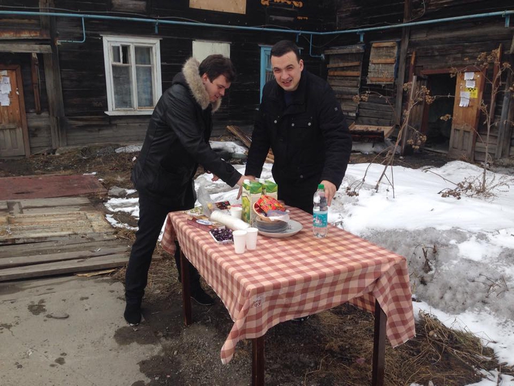 Дмитрий Ионин празднует новоселье