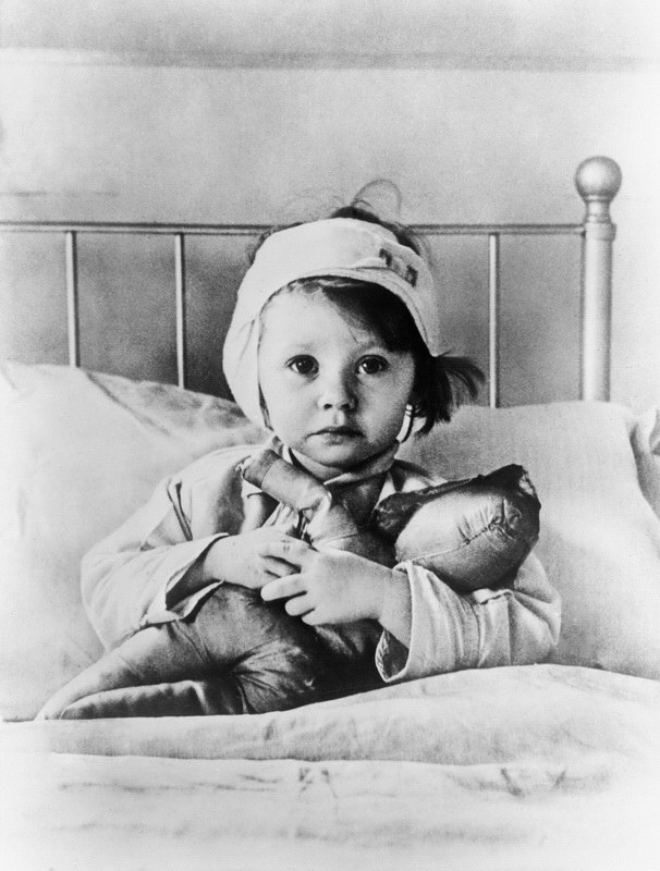 Сесил Битон  Трехлетняя девочка в госпитале  Лондон сентябрь 1940