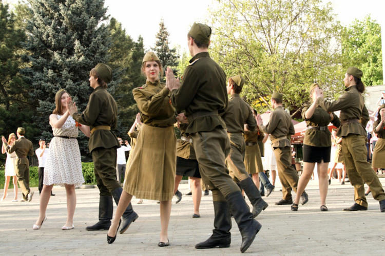 Знаменитости Екатеринбурга станцуют вальс для ветеранов 9 мая, фото - baltijalv.lv