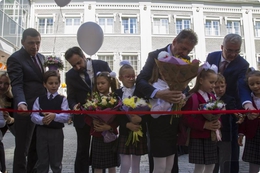 Евгений Куйвашев поздравил учеников екатеринбургской гимназии №212 с Днем знаний