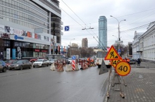 В Екатеринбурге из-за аварии на сетях водопровода на перекрестке Малышева Чернышевского ограничено движение В Екатеринбурге из-за аварии на сетях водопровода на перекрестке Малышева Чернышевского ограничено движение