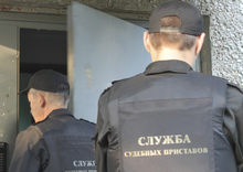 Первоуралец спрятался от судебных приставов под грудой одежды Первоуралец спрятался от судебных приставов под грудой одежды