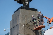 В Екатеринбурге службы благоустройства активно чистят монументы города В Екатеринбурге службы благоустройства активно чистят монументы города