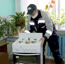 Сотрудники «Екатеринбурггаза» установили новые плиты в общежитии УрО РАН Сотрудники «Екатеринбурггаза» установили новые плиты в общежитии УрО РАН