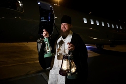 Благодатный огонь из Храма Гроба Господня прибыл в Екатеринбург Благодатный огонь из Храма Гроба Господня прибыл в Екатеринбург