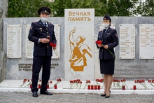 Руководство Свердловской полиции возложило цветы к мемориалу погибшим в Великой Отечественной войне Руководство Свердловской полиции возложило цветы к мемориалу погибшим в Великой Отечественной войне