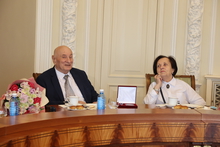 Евгений Куйвашев вручил Семену Спектору почетную награду Евгений Куйвашев вручил Семену Спектору почетную награду