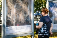На одной из центральных улиц Екатеринбурга открылась уникальная фотовыставка
