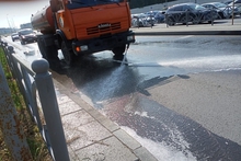 В Екатеринбурге на борьбу с жарой выведена дополнительная спецтехника