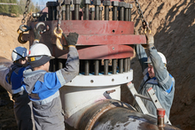 В Свердловской области работники «Газпром трансгаз Екатеринбург» оборудовали переход газопровода через дорогу