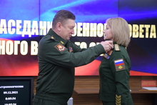 Командующий войсками ЦВО вручил государственные награды военным медикам