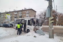 В Свердловской области сотрудники ГИБДД выясняют обстоятельства ДТП с участием рейсового автобуса