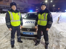 Инспекторы ДПС оказали помощь уральцу, который начал терять сознание за рулем Инспекторы ДПС оказали помощь уральцу, который начал терять сознание за рулем