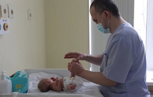 В ЕКПЦ успешно выхаживают недоношенных детей с помощью музыки и массажа