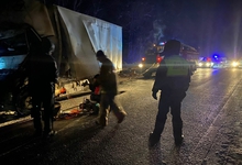 Два человека погибли в ДТП с двумя грузовиками на трассе в Свердловской области