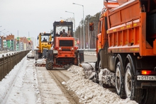 Коммунальщики Екатеринбурга борются с гололедом на тротуарах
