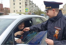 В Екатеринбурге госавтоинспекторы вручили водителям георгиевские ленточки В Екатеринбурге госавтоинспекторы вручили водителям георгиевские ленточки