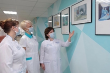 Ко Дню медицинской сестры в Свердловском онкодиспансере открыли выставку картин