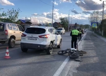 В Екатеринбурге 14-летний подросток на питбайке врезался в машину