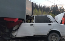 В Нижнем Тагиле товарный поезд наехал на автомобиль, стоящий на путях