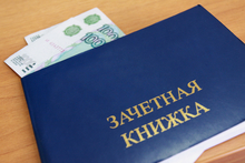 В Екатеринбурге преподаватель вуза ставил зачеты за взятки