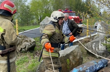 Пожарные спасли свердловчанок, сорвавшихся со смотровой площадки карьера