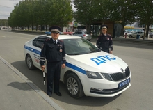Свердловские госавтоинспекторы сопроводили автомобиль, пассажир которого истекал кровью
