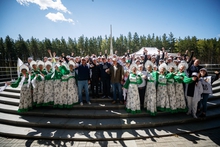 На границе «Европа-Азия» прошел субботник с участием мэра, сотрудников Сима-ленда и волонтеров