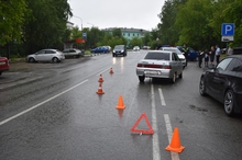 В Свердловской области водитель не заметил девушку, которая перебегала дорогу В Свердловской области водитель не заметил девушку, которая перебегала дорогу