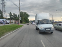 В Екатеринбурге мужчина упал на проезжую часть и его задавило грузовиком