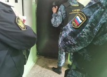Из-за агрессивного соседа жильцы многоэтажки в Пионерском больше месяца жили без холодной воды