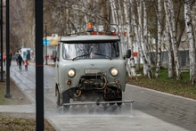 Коммунальщики в круглосуточном режиме промывают дороги и тротуары Екатеринбурга